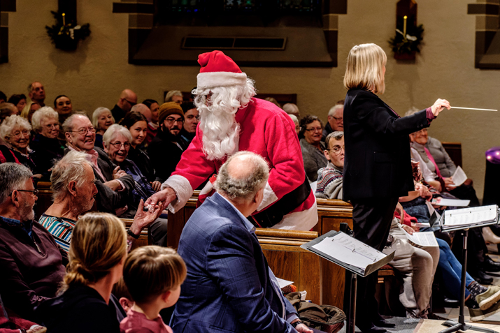Gallery 3 - Santa gives out candy to audience